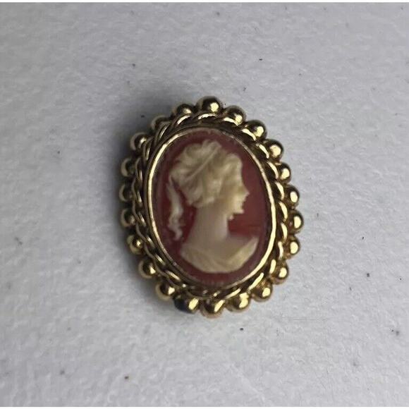 Vintage Cameo Brooches Ornate Gold Tone Oval Carved Resin Pin Jewelry Lot of 2 - Picture 8 of 13